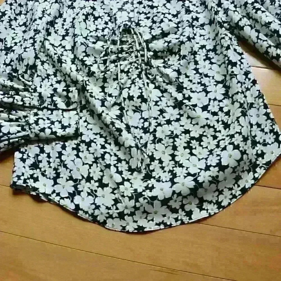 Rebecca Taylor | Black & White Floral Drawstring Paige Fleur V-Neck Top Size 0 - Picture 8 of 12